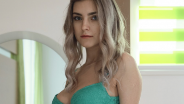 Sophia Turner’s Anti Aging Skincare Routine That Actually Works