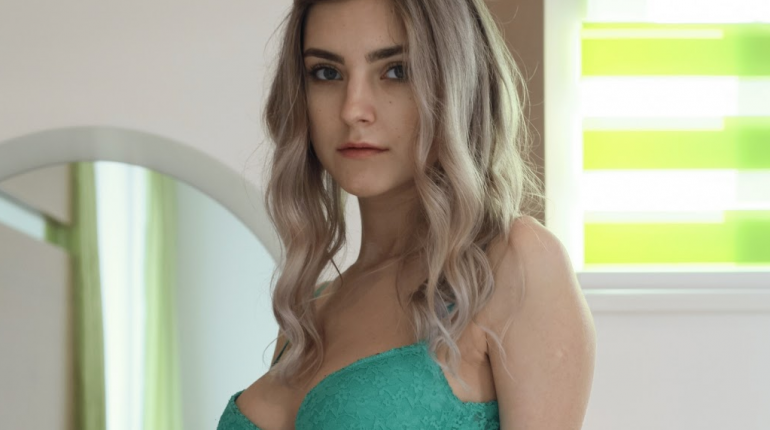 Sophia Turner’s Anti Aging Skincare Routine That Actually Works